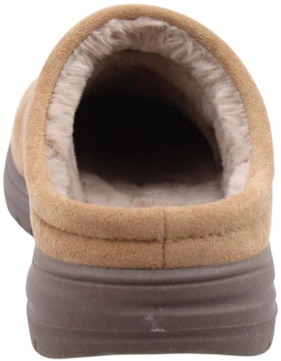Achterkant van een bruine suède pantoffel met horizontale stiksels en een zachte voering.