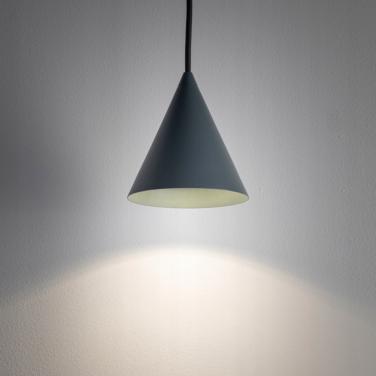 Nowodvorski Zenith Blauwe Hanglamp - Stijlvolle Kegelformiede Plafondlamp