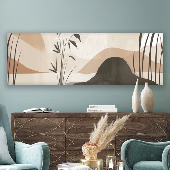 Abstract schilderij in beige tinten, met donkere planten en heuvelvormen boven een dressoir.