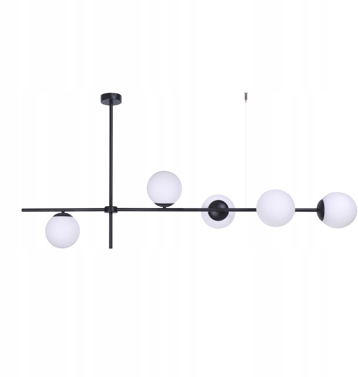Zwarte hanglamp met melkwitte glazen bollen boven tafel
