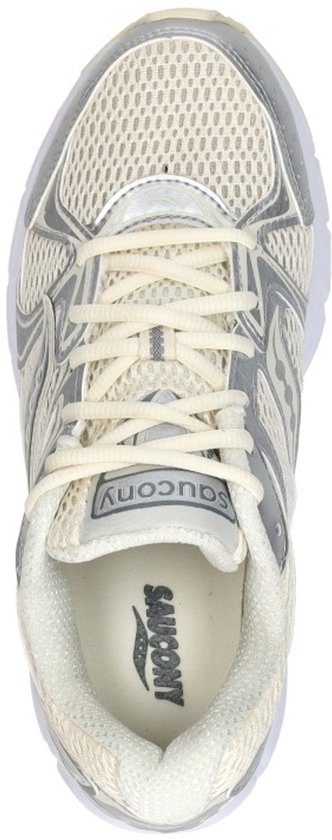 Bovenkant van een crèmekleurige Saucony sneaker met zilveren details en witte zool.