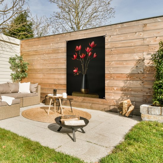 Tuinposter 90x120 cm - Tuindecoratie Rode - Bloemen - Vaas - Poster voor in de tuin - Buiten decoratie - Schutting tuinschilderij - Tuindoek muurdecoratie - Wanddecoratie balkondoek