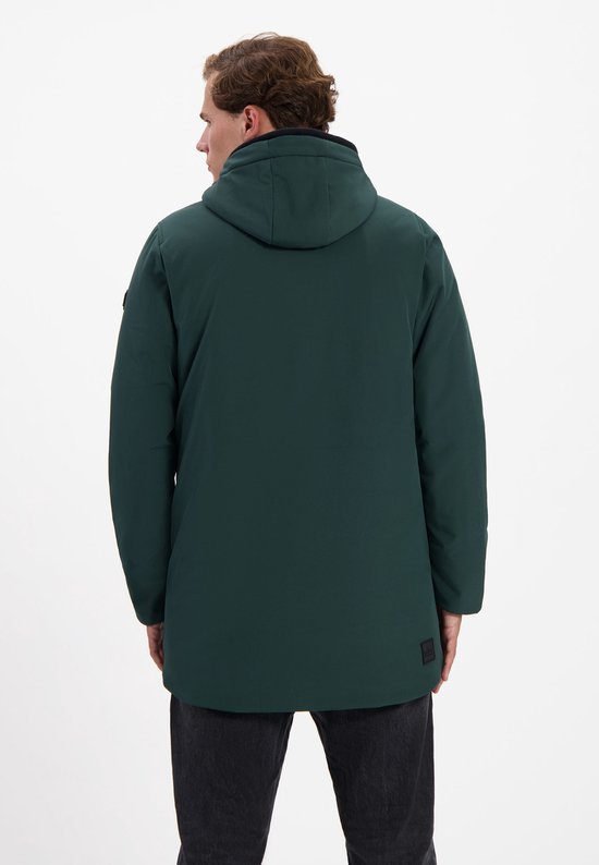 Achterkant donkergroene outdoorjas met capuchon, gedragen door een man.