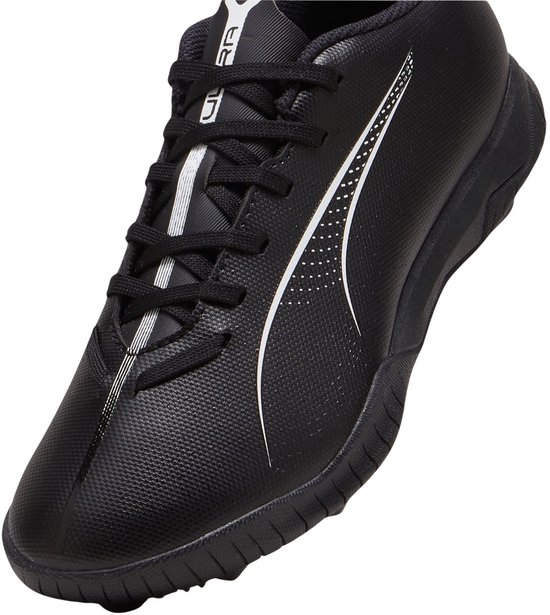 Football noir Puma avec bande Puma blanche, gros plan de la pointe