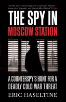 Boekcover van "The Spy in Moscow Station". Silhouet van een man in een hoed en jas voor een raam met uitzicht op Moskou. Met de tekst "THE SPY IN MOSCOW STATION".