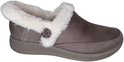 Taupe suède Slipper met imitatiebont voering en knoopdetail.