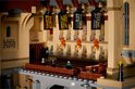 Interieur van LEGO Zweinstein Kasteel met LEGO minifiguren en huisvlaggen.