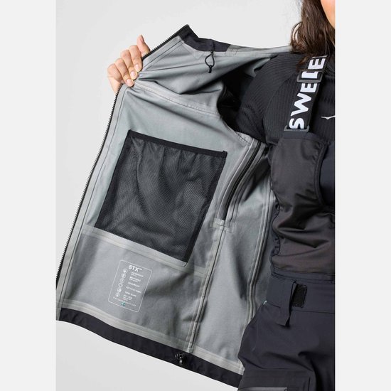 Binnenkant van de zwarte jas met mesh vak, RECCO label en logo's.