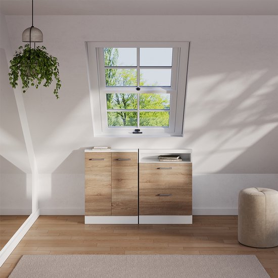 Kast met houten fronten en witte zijden, staand onder een zolderraam.