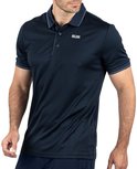 Man in donkerblauwe gestreepte polo met witte bies en SJS logo. Kort ingezoomd.