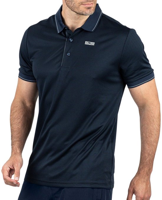 Man in donkerblauwe gestreepte polo met witte bies en SJS logo. Kort ingezoomd.