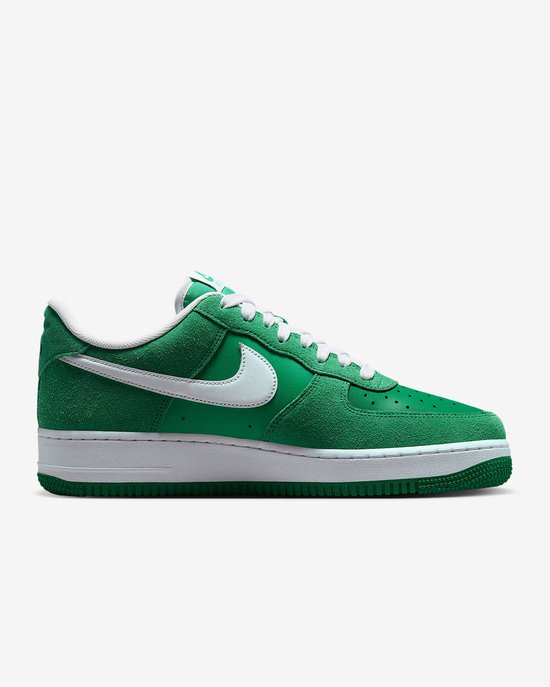 Groene Nike Air Force 1 '07 LV8 sneaker met witte veters, witte Swoosh en witte zool met 'AIR' opdruk.