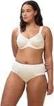 Mannequin à forte poitrine portant un soutien-gorge minimiseur Triumph crème texturé et une culotte assortie.