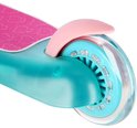Détail de la trottinette turquoise avec frein rose et roues transparentes avec lumières.