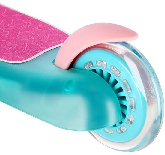 Détail de la trottinette turquoise avec frein rose et roues transparentes avec lumières.