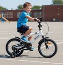 Jongetje op een witte 2Cycle kinderfiets met zwarte details en stabilo-wielen.