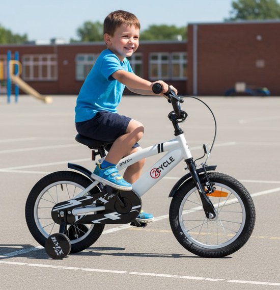 Jongetje op een witte 2Cycle kinderfiets met zwarte details en stabilo-wielen.