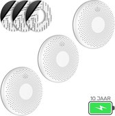 Set van drie witte SAVS rook- en koolmonoxidemelders met cirkelvormige perforaties. Twee melders staan rechtop, één ligt op zijn kant. Rechtsonder: groen batterij-icoon met bliksemschicht en "10 JAAR".