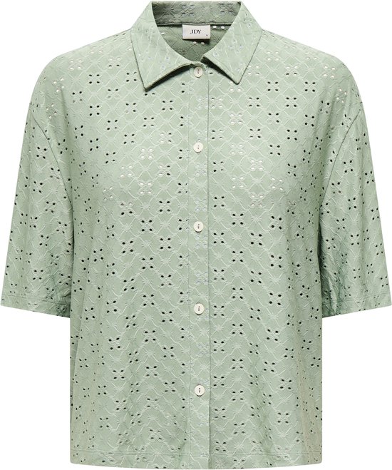 Lichtgroene blouse met korte mouwen, kraag, knopen en subtiel patroon van broderie anglaise.