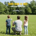 Grijze drone zweeft boven een grasveld. Een vader en twee kinderen kijken omhoog en wijzen naar de drone. Tekst: 'Voor jong en oud', 'Eenvoudig te bedienen'.
