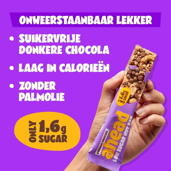Hand met een Cashew Pretzel Ahead low sugar nut bar. Verpakking is paars. Bevat 1,6g suiker.