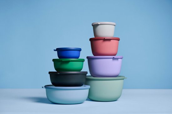 Pile de neuf bols de conservation ronds Mepal Cirqula colorés dans des tons pastel : bleu clair, bleu, vert, noir, gris clair, rose, lilas et vert clair.