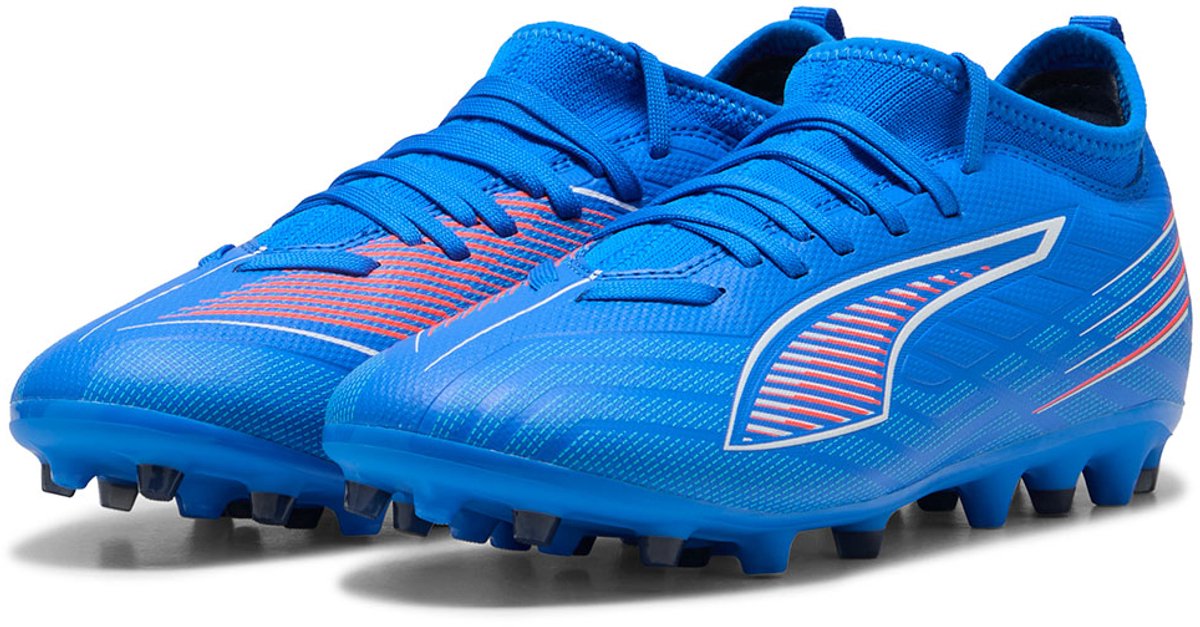 Puma Ultra 6 Match Mg voetbalschoenen voor kinderen, blauw met een technisch mesh bovenwerk en lichtgewicht steunframe.