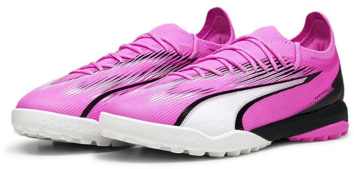 Puma Ultra Ultimate Cage voetbalschoenen in roze, EU 44, met opvallende zwarte en witte details voor snelheid en acceleratie.