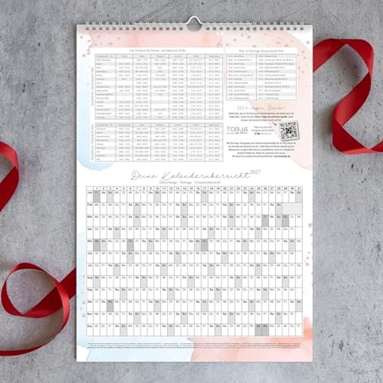 Achterkant van de familiekalender 2026 met een jaaroverzicht, veel informatie en een gedetailleerde maandelijkse kalender.