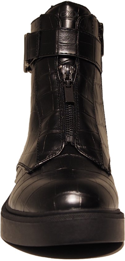 Vue de face de bottines noires à imprimé crocodile, fermeture éclair et boucle.
