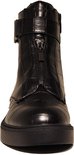 Vue de face de bottines noires à imprimé crocodile, fermeture éclair et boucle.