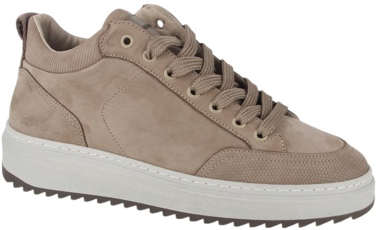 Beige suède sneaker met vetersluiting, textuurdetails en RHEB-logo op de zijkant.