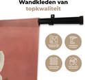 Detail van een wandkleed met tropische bladeren, met iconen voor kwaliteit, ophangen, kreukvrij en reinigen.