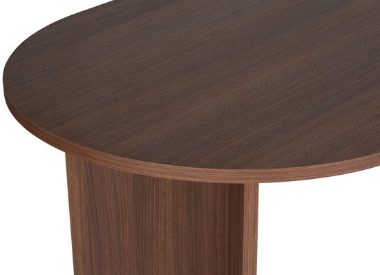 Close-up van de gebogen rand van een donkerhouten tafel met verticale nerf.