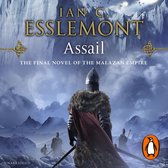 Boekomslag van 'Assail' door Ian C. Esslemont, met een ridder in wapenrusting en bontkraag, staand in een besneeuwd berglandschap.