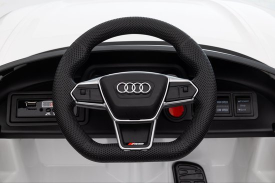 Zwart stuurwiel met Audi logo en RS-embleem, dashboard met knoppen en display.