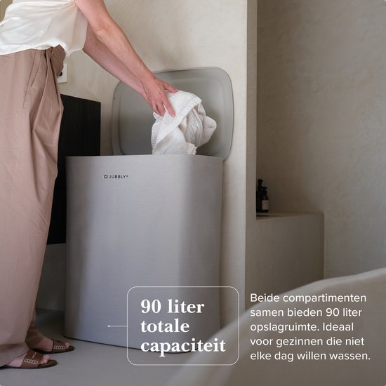 Mand Voor Wasgoed Van Riet in De Badkamer Stock Foto - Afbeelding van
