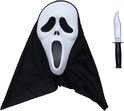 Een wit masker met een open mond, een zwarte cape en een speelgoedmes.