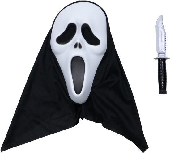 Een wit masker met een open mond, een zwarte cape en een speelgoedmes.