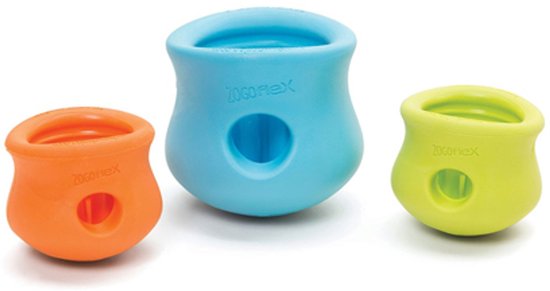 Drie Zogoflex honden speeltjes in oranje, blauw en groen op een witte achtergrond.