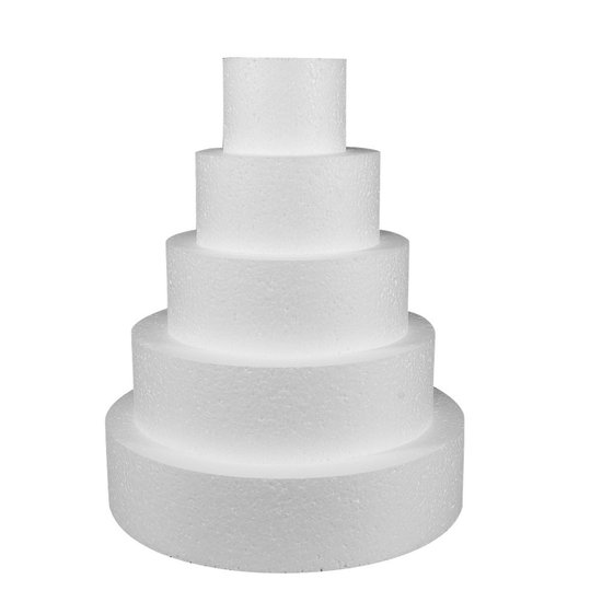 Gâteau blanc factice en polystyrène à 5 couches, diamètre décroissant du bas vers le haut.