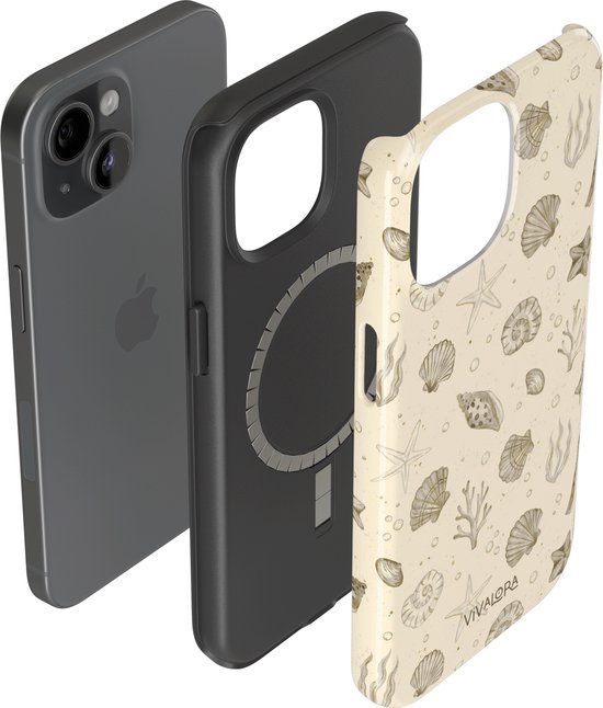 Drie delen: een smartphone, een zwart siliconen hoesje met MagSafe-ring en een transparant hoesje met een beige print van schelpen, zeesterren en zeewier.