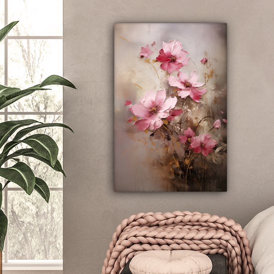 Abstract schilderij met roze bloemen op een taupe achtergrond, naast een raam.