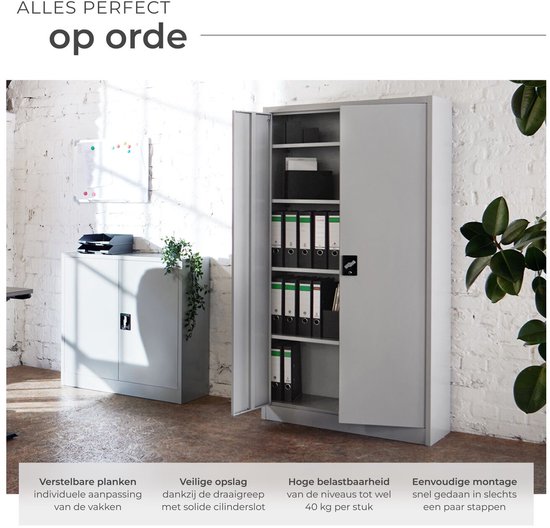 Grijze archiefkast met open deuren, gevuld met mappen en een kluisje. Links staat een kleinere grijze kast.