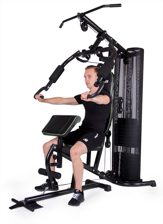 Man doet chest press aan zwart krachtstation met groene accenten.
