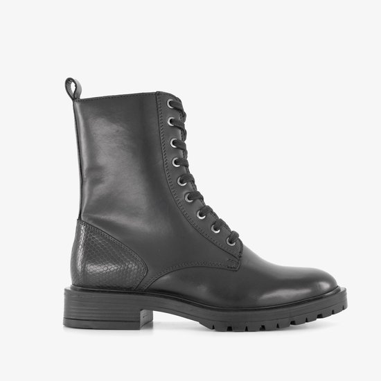 Zwarte leren veterboot met snake-print detail op de hak en grove zool.