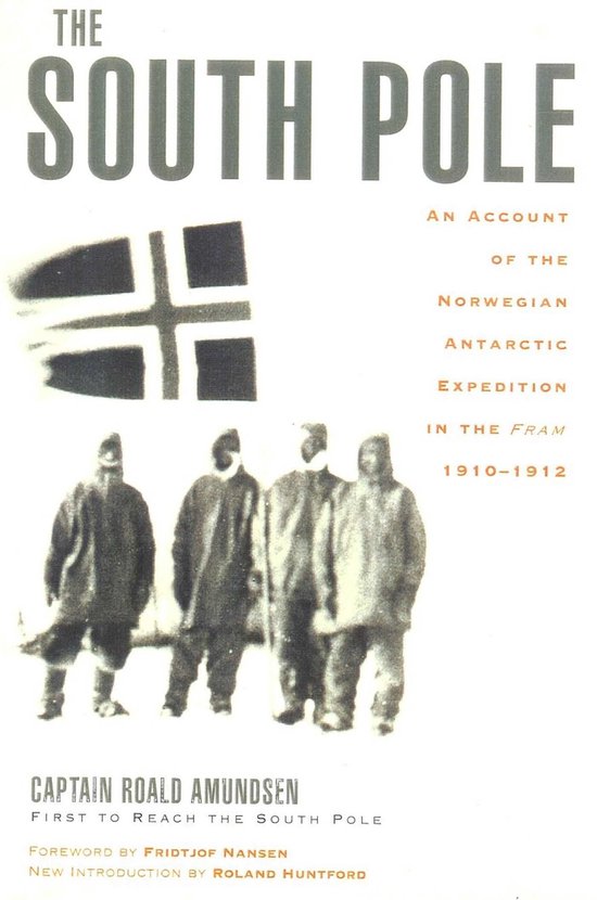 Boekomslag: vier mannen in warme kleding staan voor een raam met een kruis; 'The South Pole, An Account of the Norwegian Antarctic Expedition in the Fram 1910-1912', Captain Roald Amundsen.