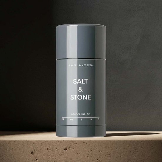 Grijze Salt & Stone deodorantgel met de tekst Santal & Vetiver Deodorant Gel op een natuurstenen plank.