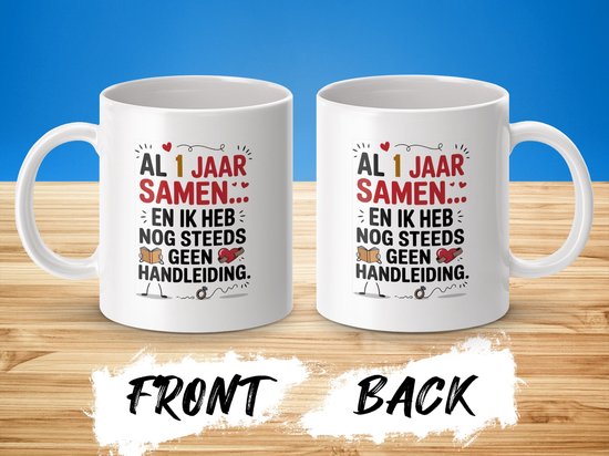 Witte mok met tekst 'AL 1 JAAR SAMEN... EN IK HEB NOG STEEDS GEEN HANDLEIDING.' en illustraties.