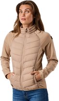 Vrouw met beige hybride jas, met doorgestikt voorpand en beige mouwen.